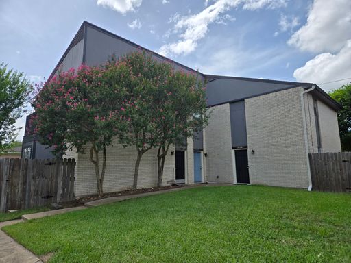 Updated 2 Bedroom 1 Bath Two-Story Condo Unit! – photo 1