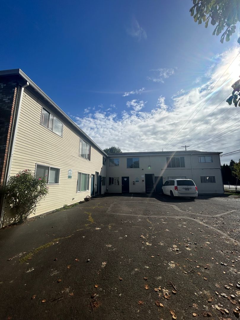 Portland Apartment: 9512-9524 N Oswego Ave