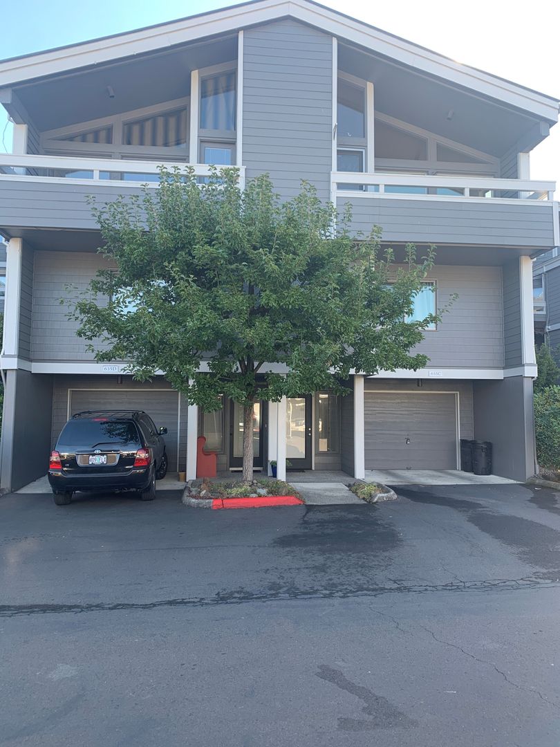 Portland House: 635 Southeast Linn Street