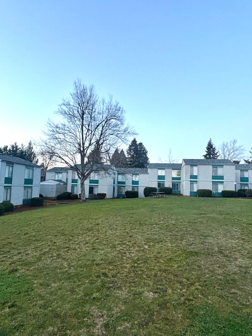 Salem Apartment: 4810 Sunnyside Road SE