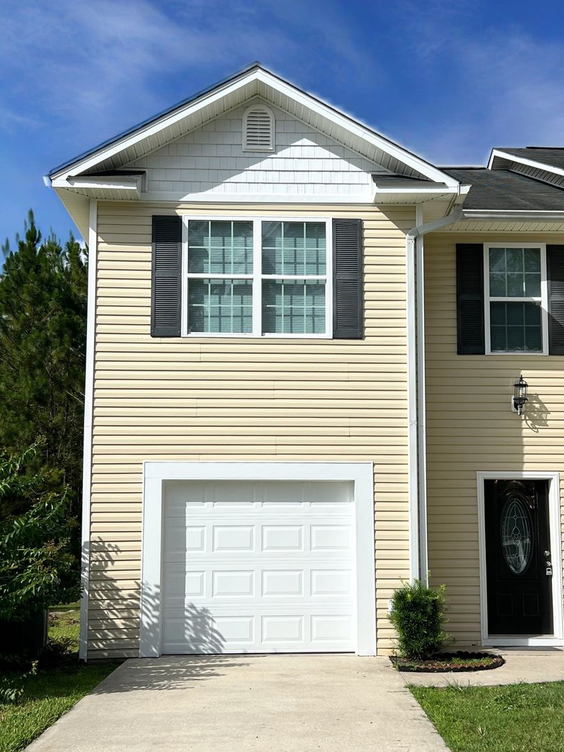 Kingsland House: 822 E Davis Ave