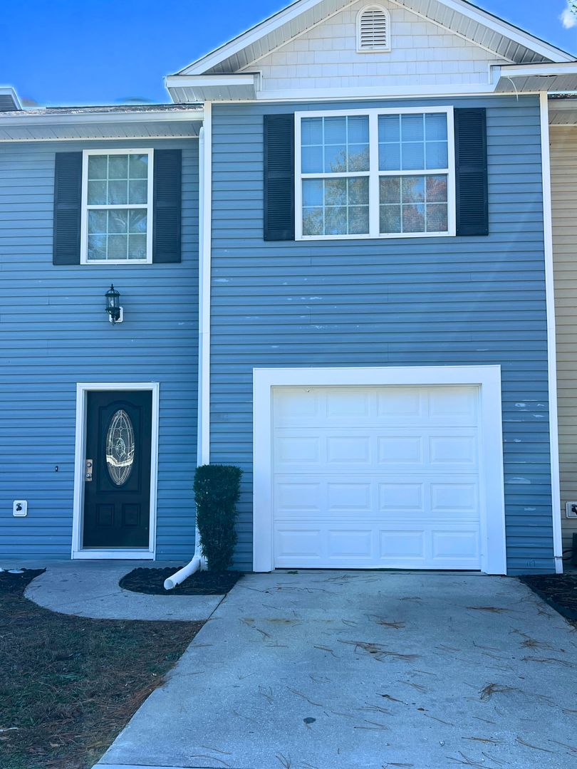 Kingsland House: 818 E Davis Ave