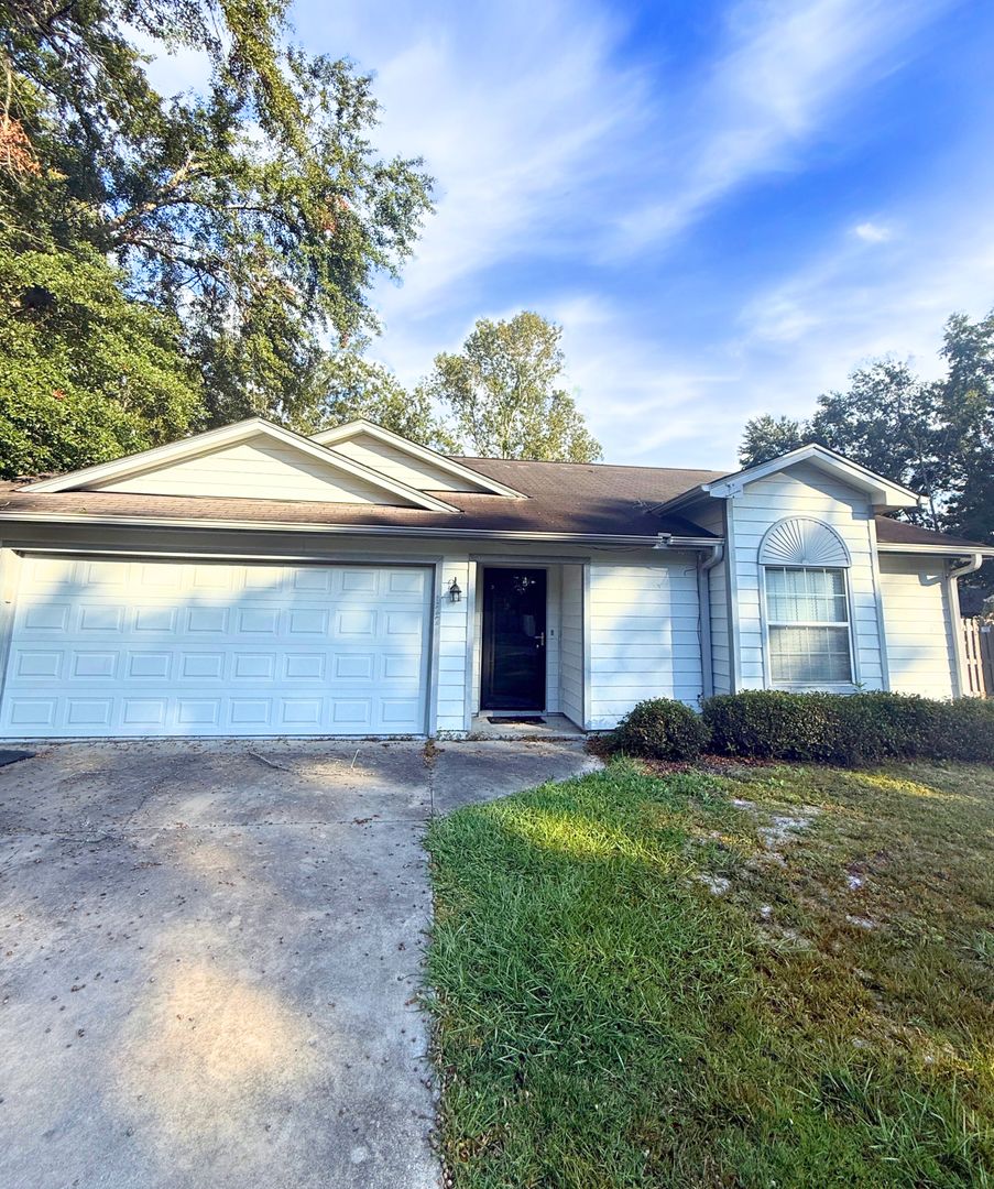 Kingsland House: 122 Royal Acres Cir.