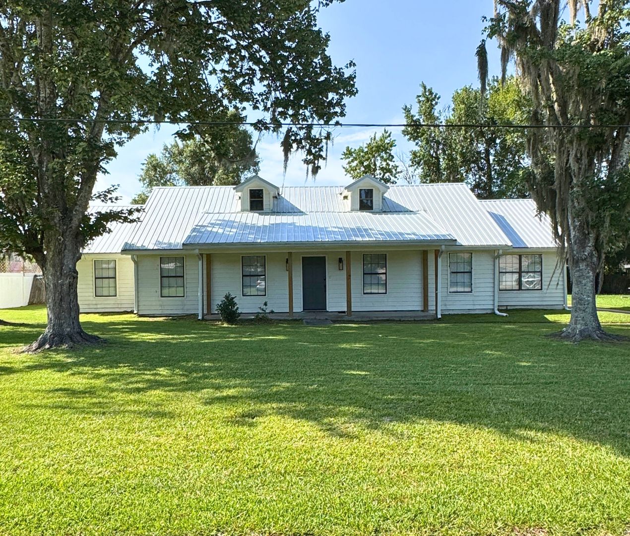 Kingsland House: 124 Wolf Bay