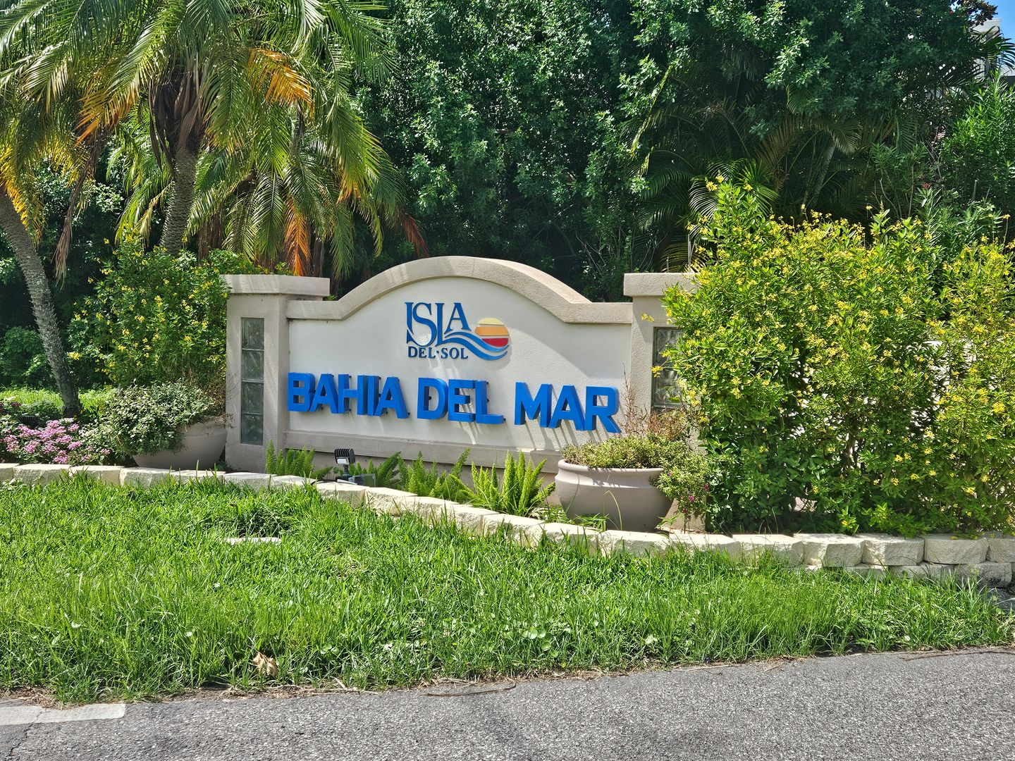 St Petersburg House: 6365 Bahia Del Mar Blvd #506