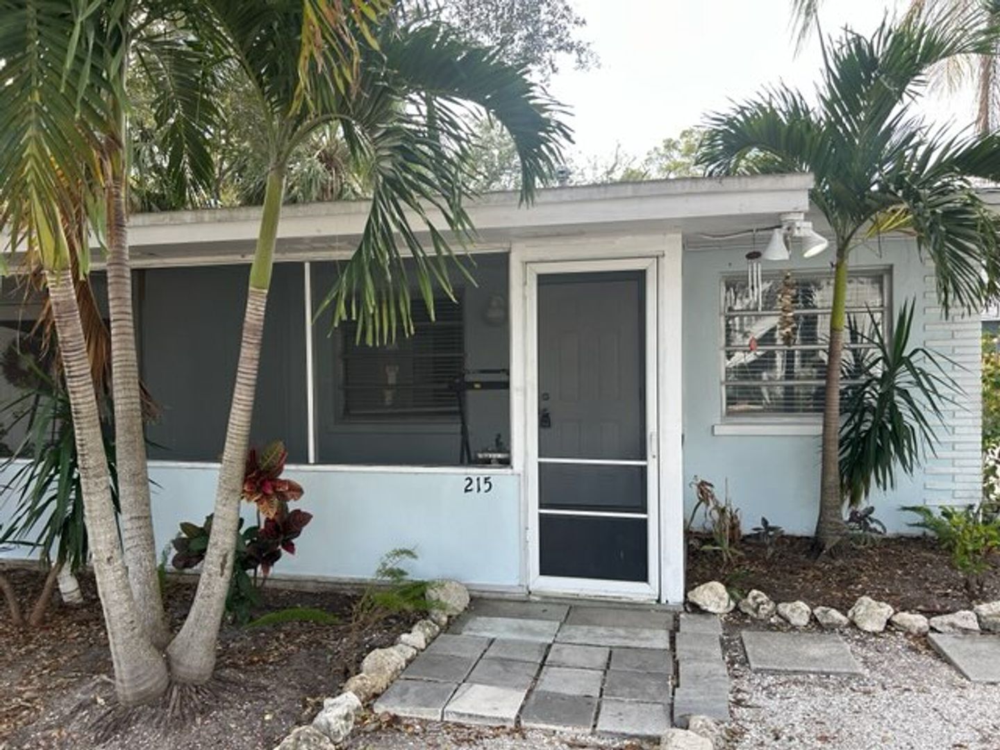 Largo House: 215 10th St SW,