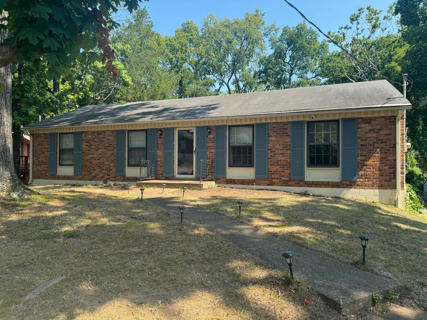 Nashville House: 332 Lynn Dr