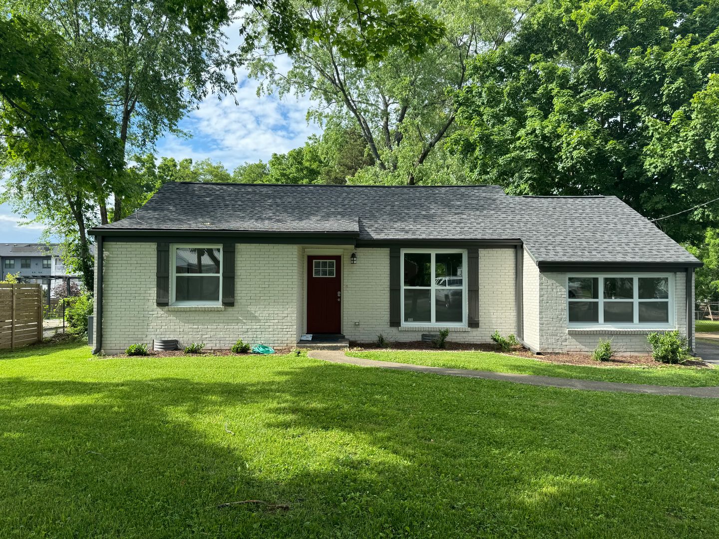 Nashville House: 2826 Colonial Cir