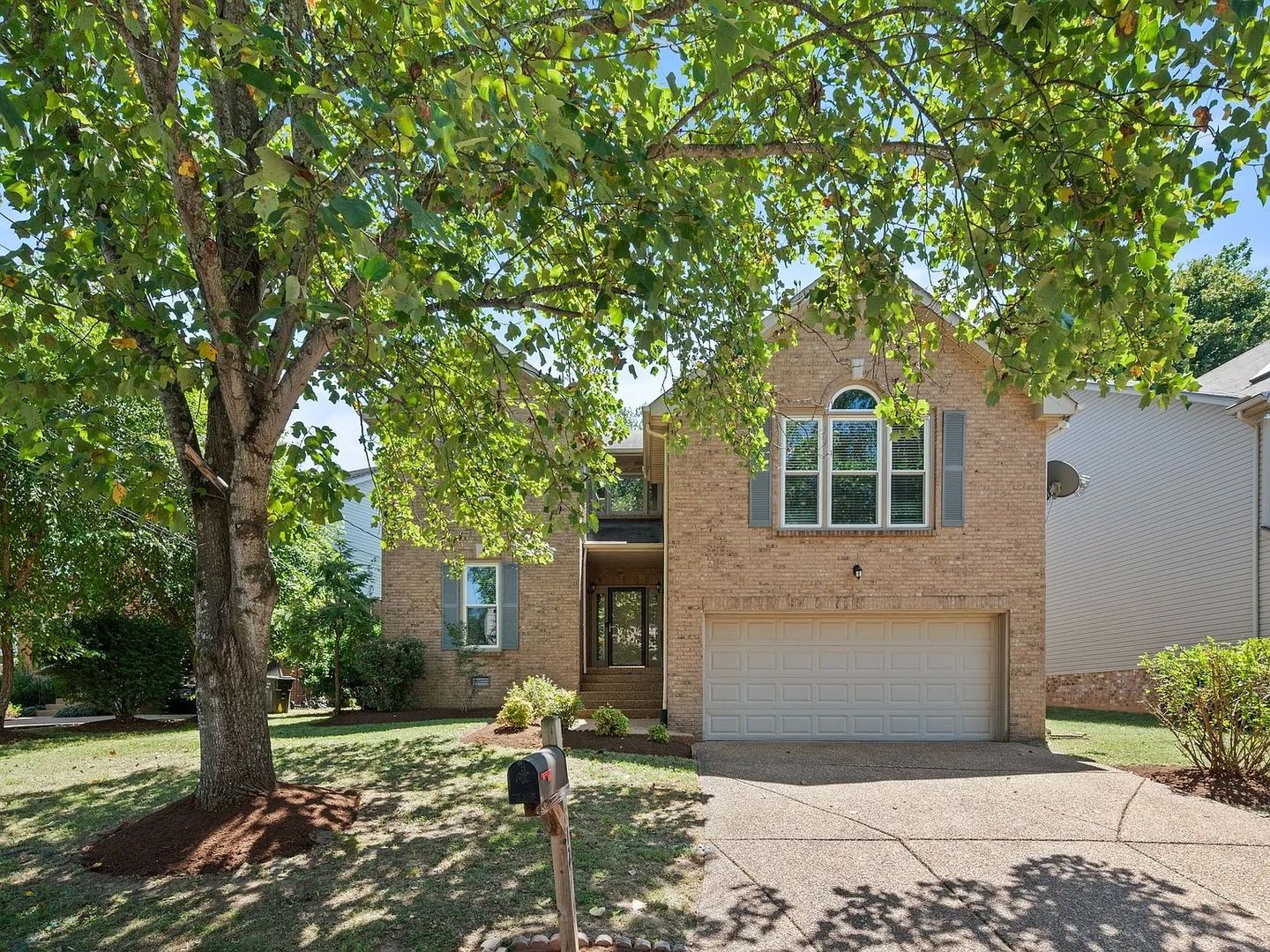 Nashville House: 812 Magnolia Ct E