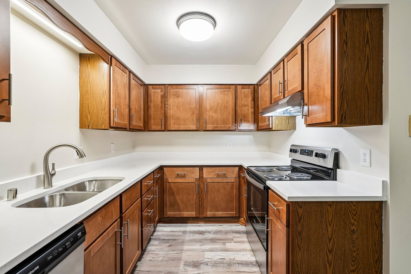 Jackson Apartment: W194N16510 Eagle Dr