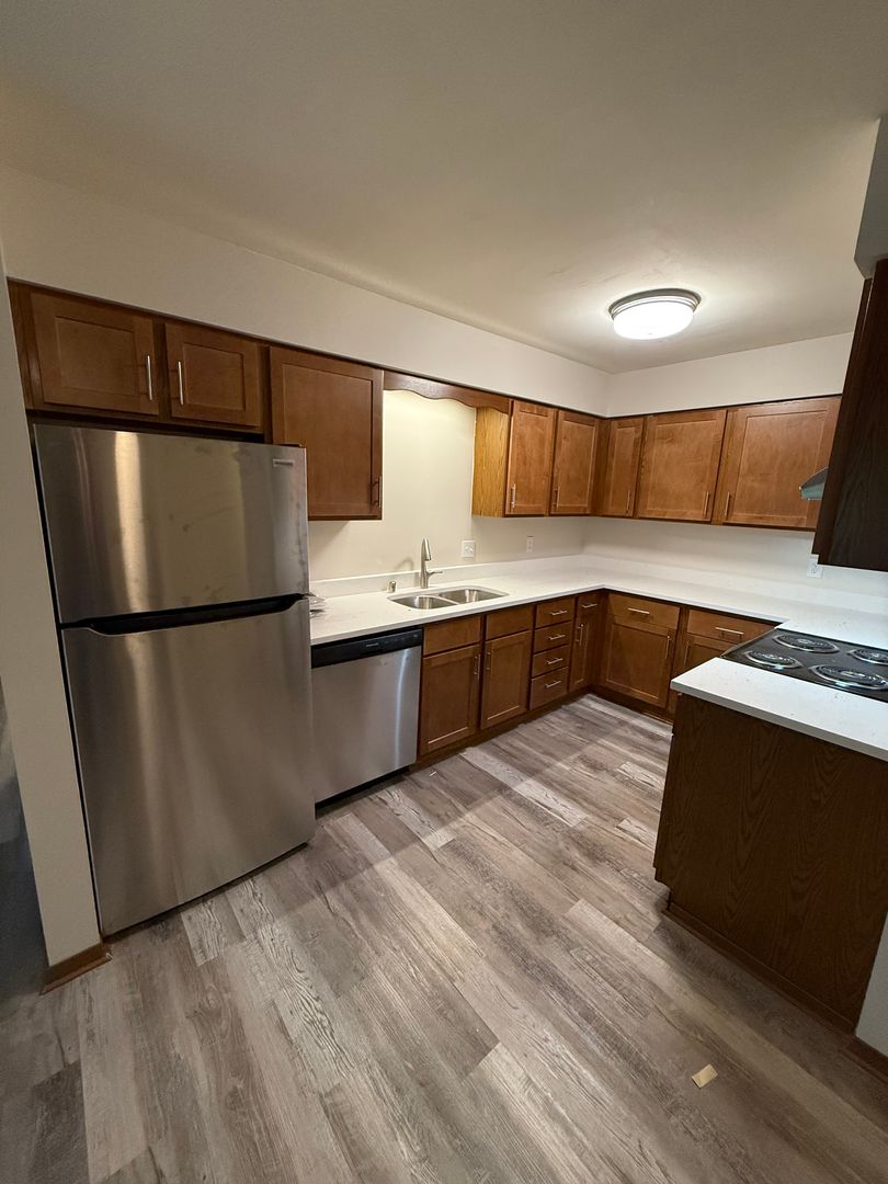 Jackson Apartment: W194N16510 Eagle Dr