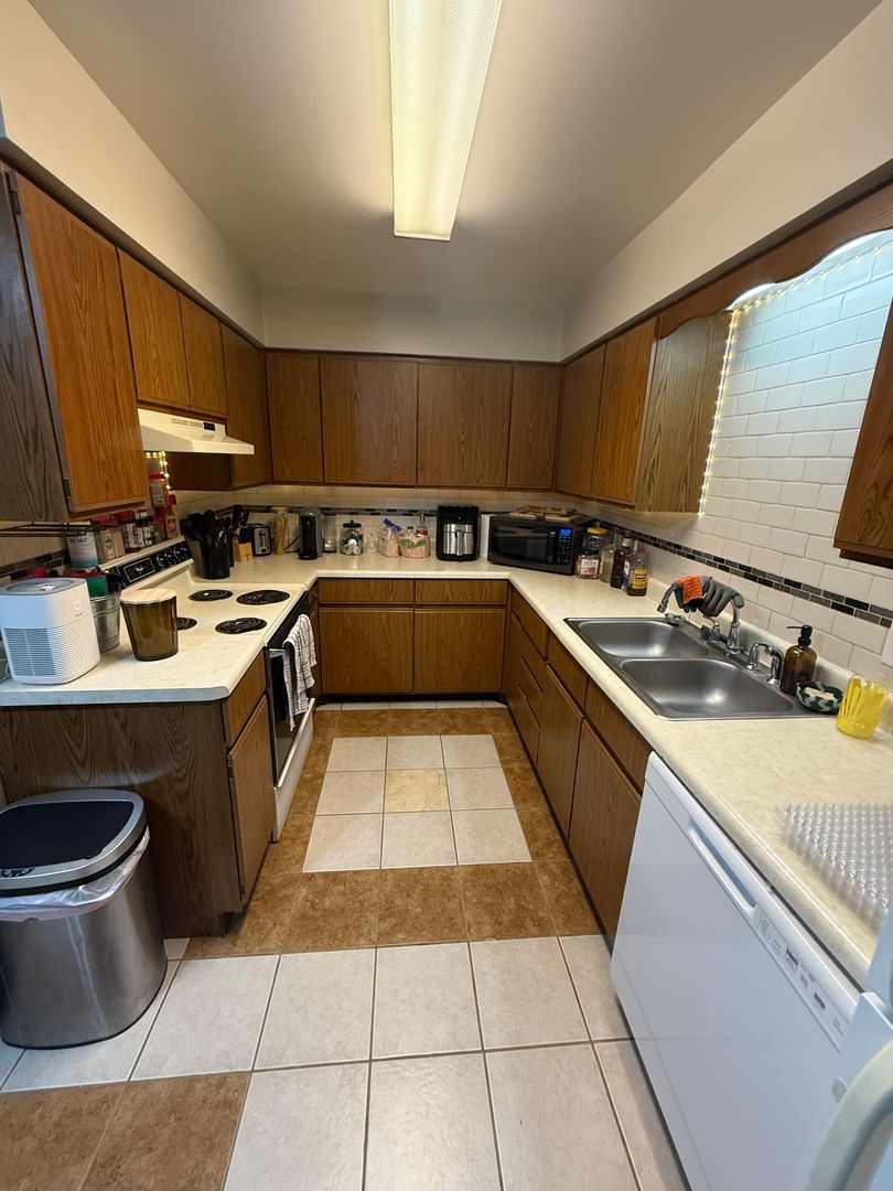 Jackson Apartment: W194N16510 Eagle Dr