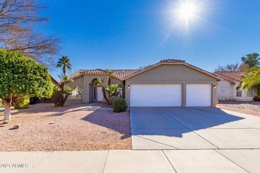 2195 E SHERRI DR | MOVE IN READY SINGLE LEVEL GILBERT HOME WITH PRIVATE POOL! – photo 1