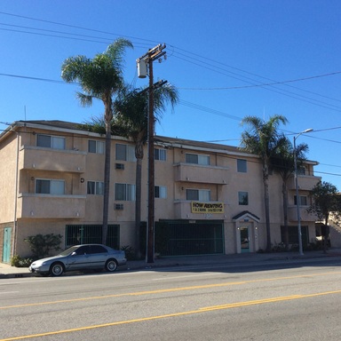 Two Bedroom One Bath Apartment with A/C and Parking – photo 1