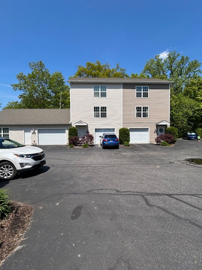Erie Apartment: 3701-3727 Sterrettania Rd