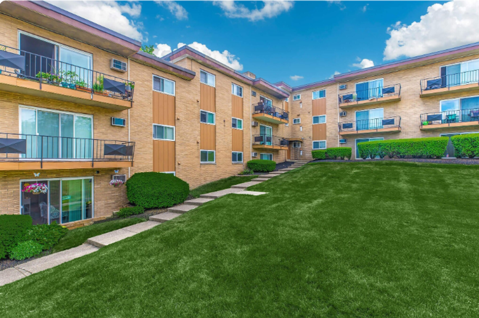 Mentor Apartment: 7945-7947 Mentor Ave