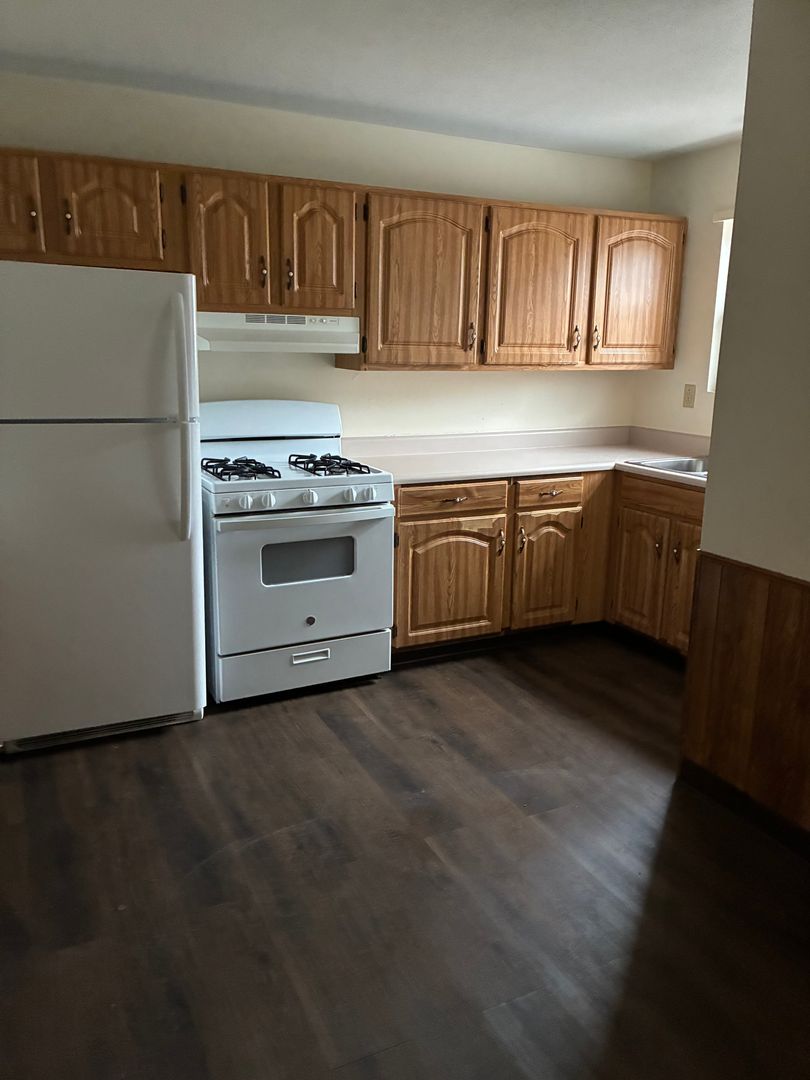 Erie Apartment: 1843-1847 E 38th St