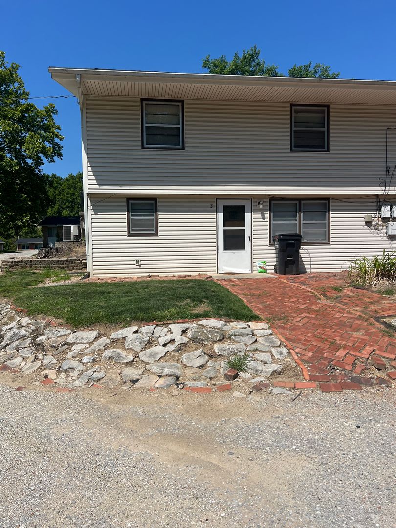 Columbia Apartment: 1700 Caniff Cir.