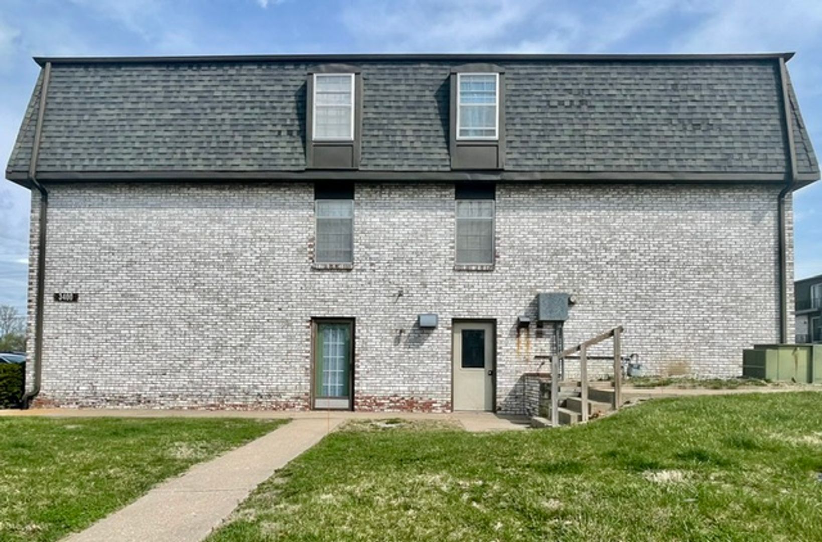Columbia Apartment: 3400 Balboa Ln.