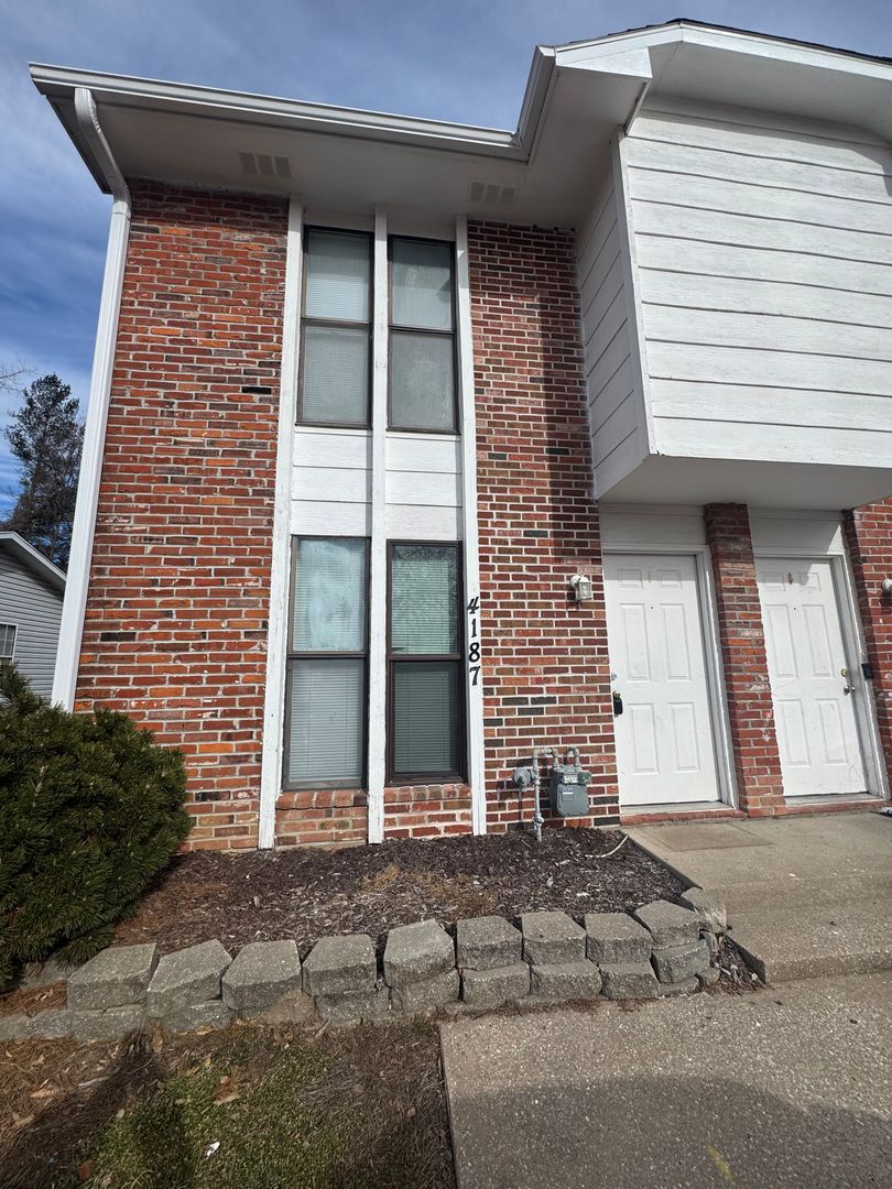 Columbia Apartment: 4181-4187 W Bethany Dr