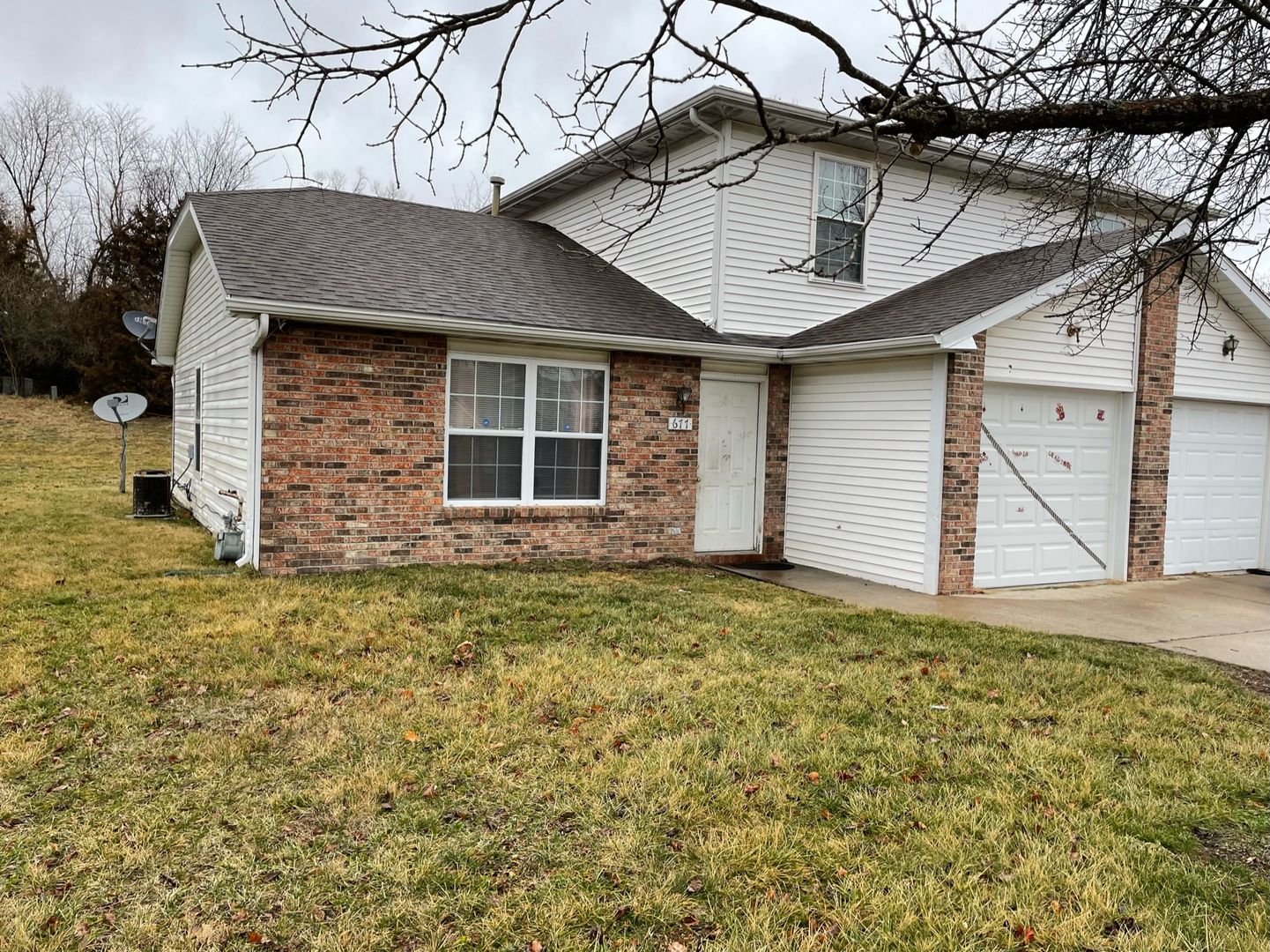 Columbia Apartment: 675-677 W. Country Squire Ct.