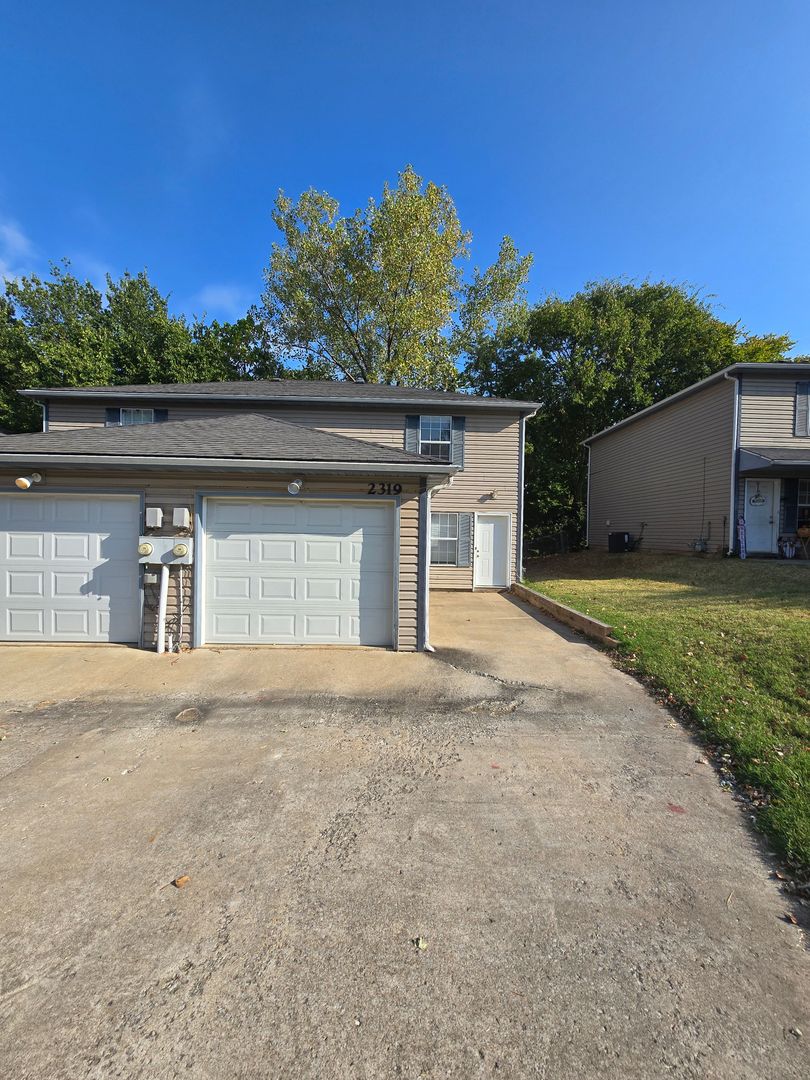 Columbia Apartment: 2200-2202 Parks Edge