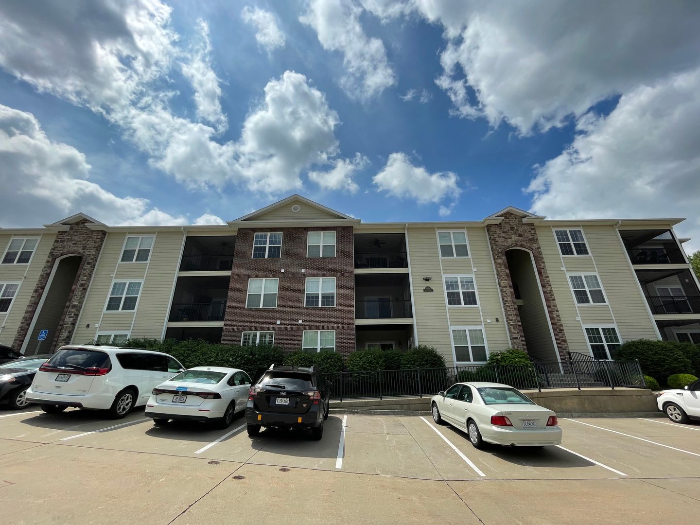 Columbia Condo: 4006 W. Worley Unit #207