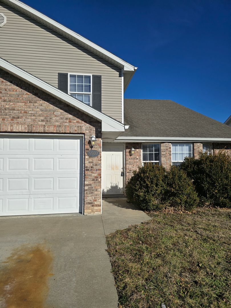 Columbia Apartment: 5505-5507 Volunteer Dr.