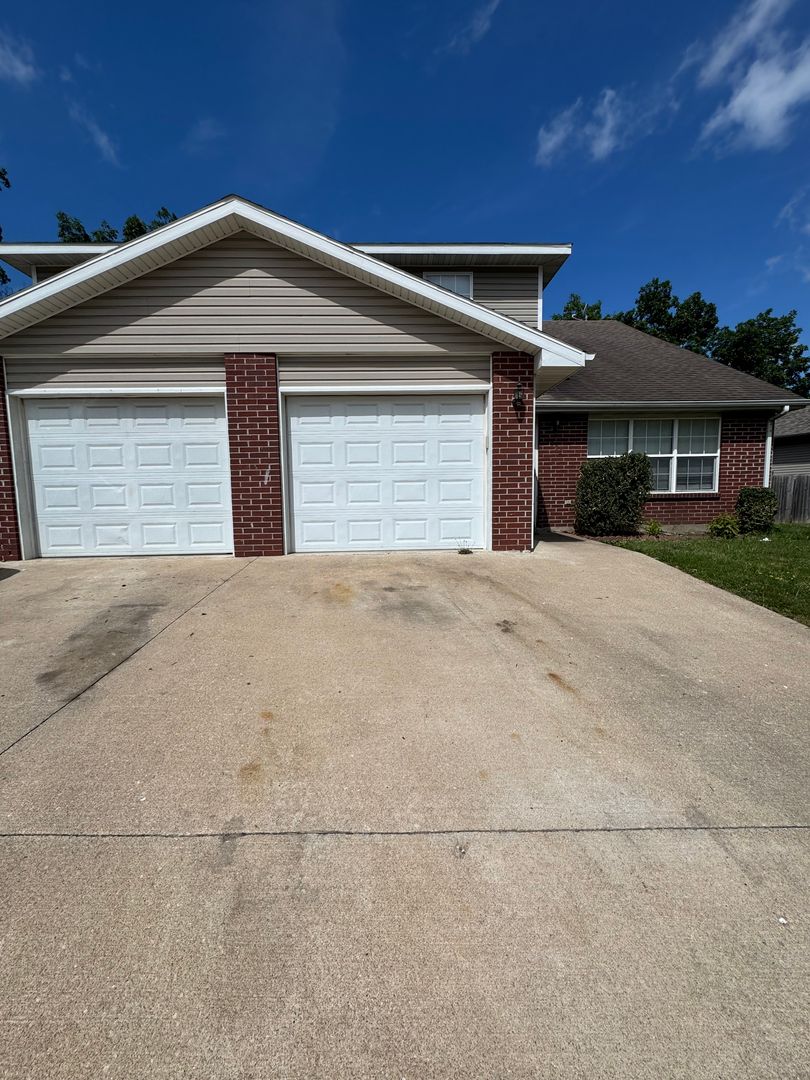 Columbia Apartment: 1591-1593 N Doulton Dr