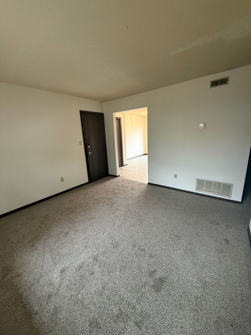 Columbia Apartment: 4515 W. Millbrook Dr