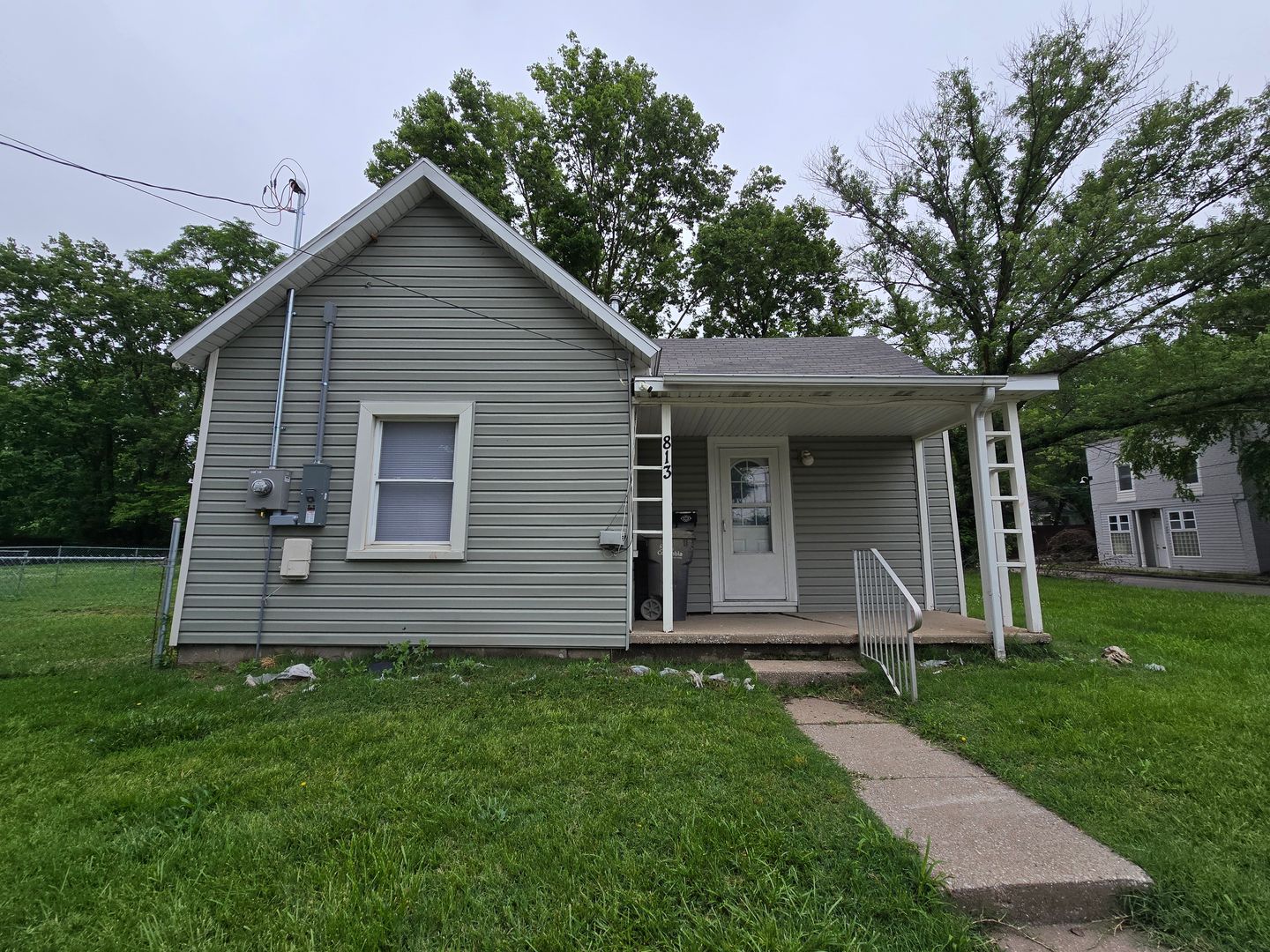 Columbia House: 813 Wilkes Blvd