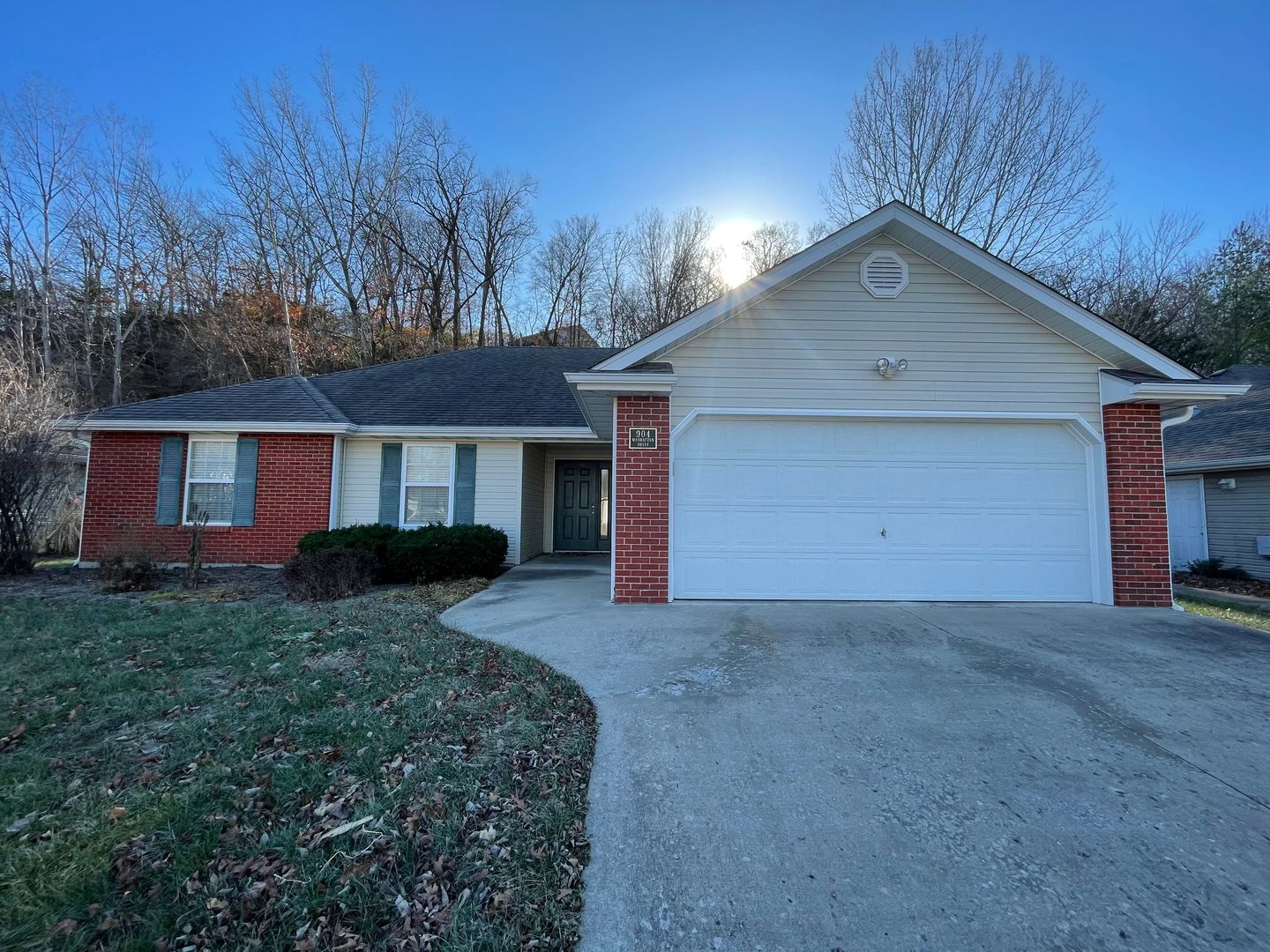 Columbia House: 904 Manhattan Dr.