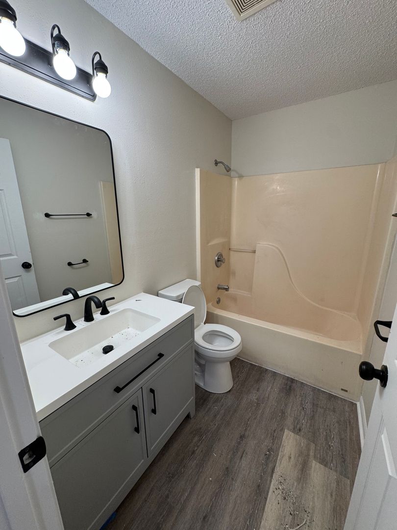 Columbia Apartment: 1908-1910 Arlene Dr.