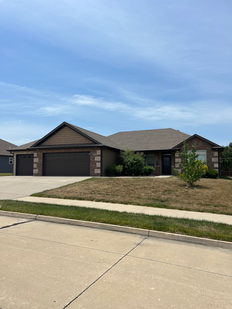 Columbia House: 5609 Abercorn Drive