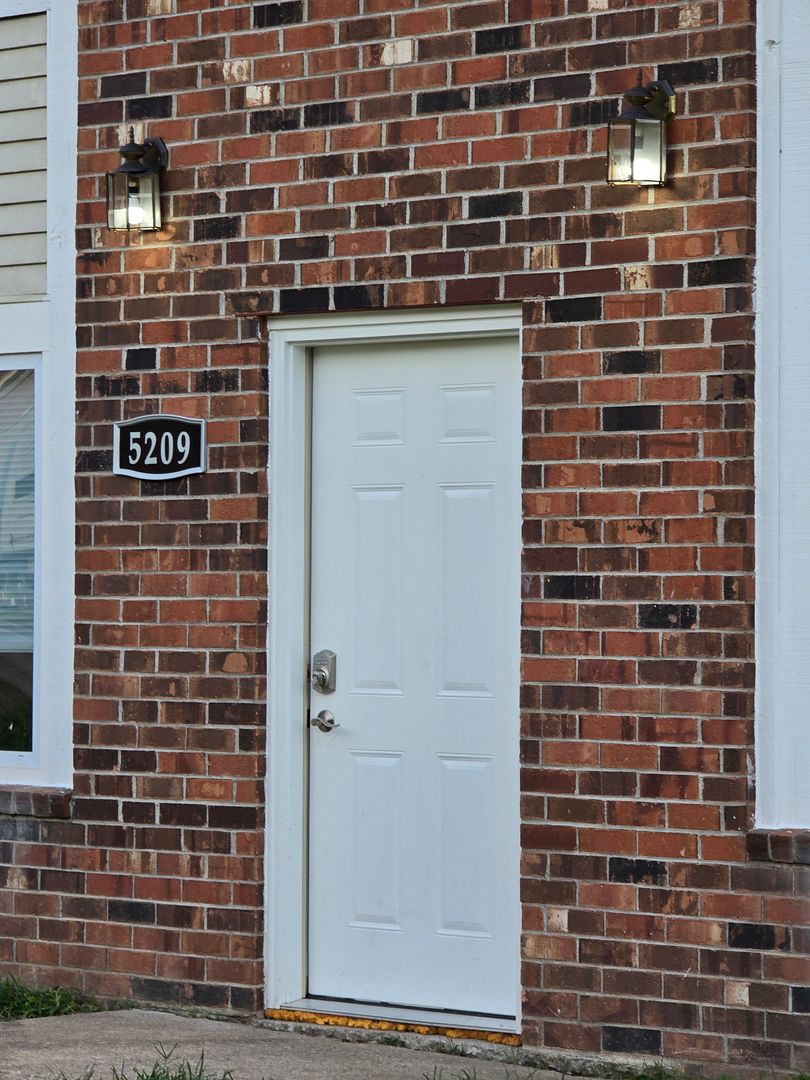 Jefferson City Apartment: 5209 S. Brooks Dr.