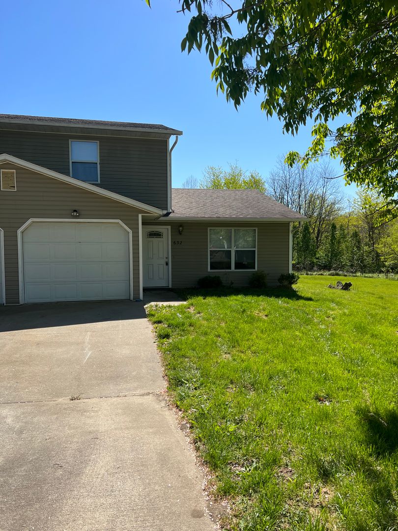 Columbia Apartment: 630-632 W. Country Squire Ct.