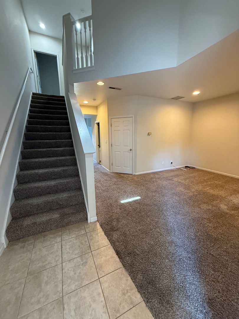 Columbia Apartment: 2907 Clover Way