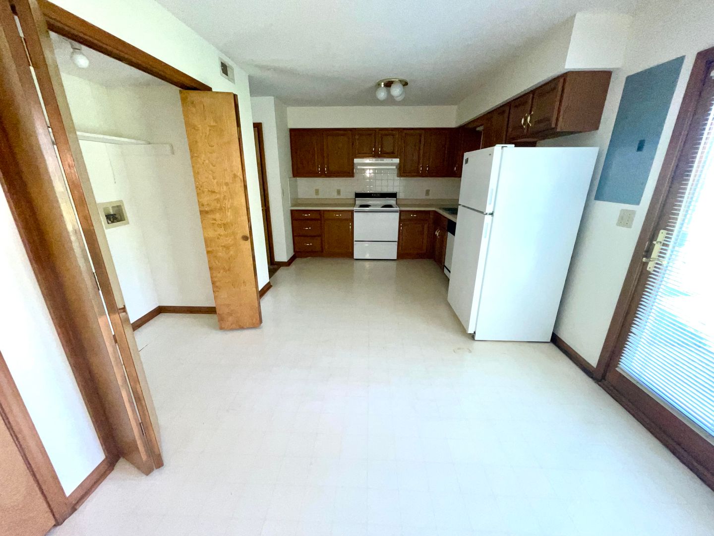 Columbia Apartment: 4609 W Millbrook Dr