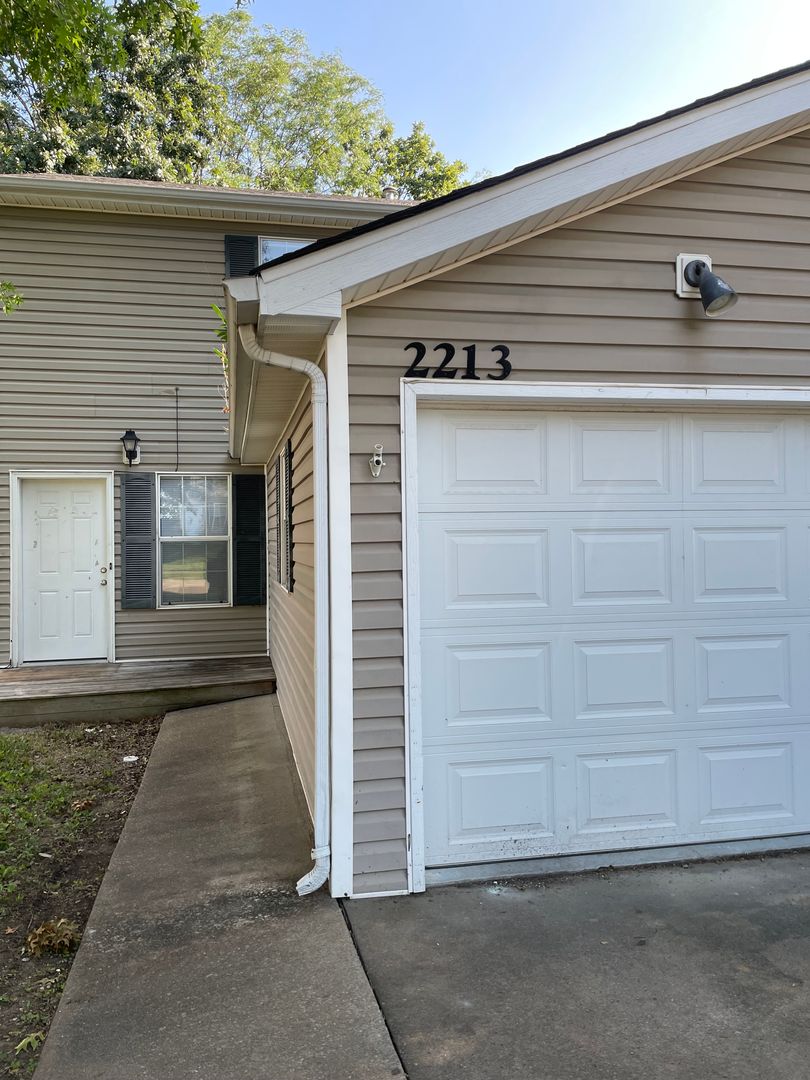 Columbia Apartment: 2213-2215 Live Oak Ln.
