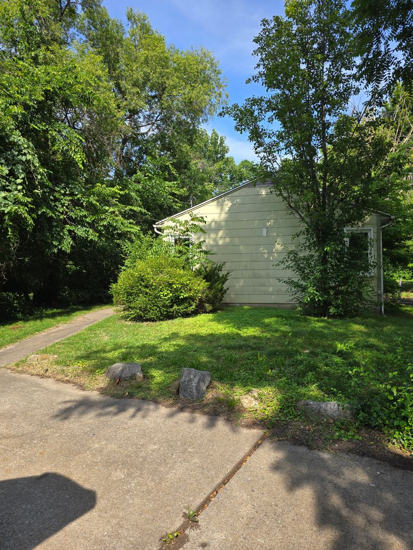 Columbia House: 302 Alexander Ave.