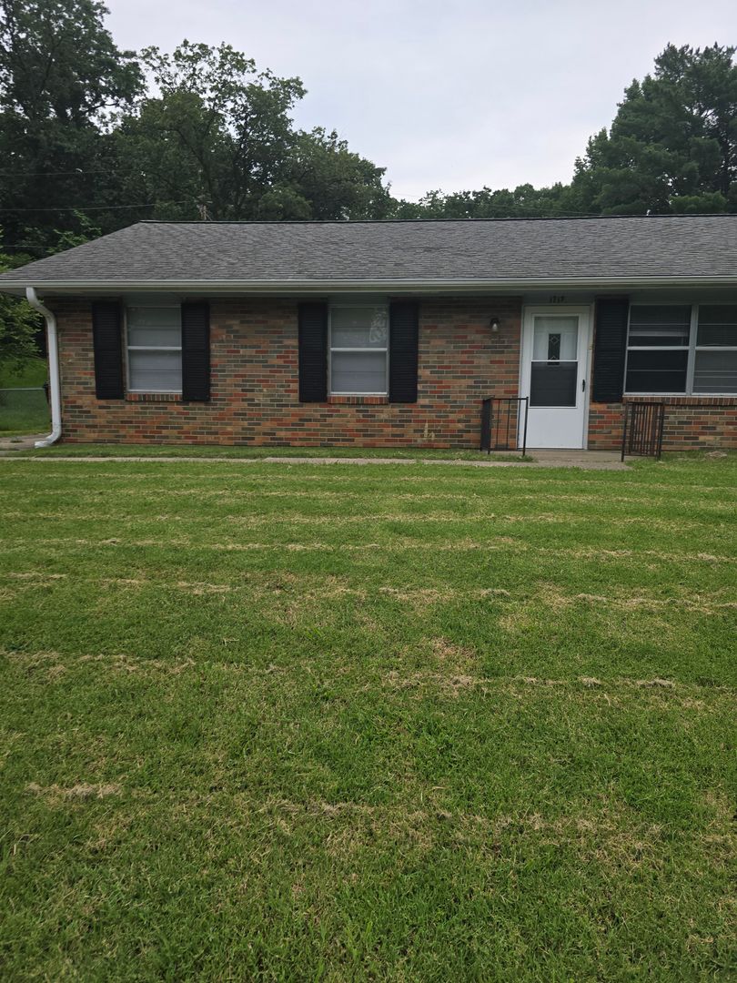 Columbia Apartment: 1713-1715 Stanford Dr