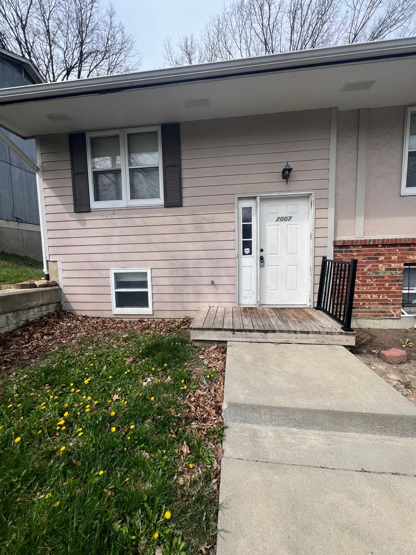 Columbia Apartment: 2007-2015 Newton Dr.