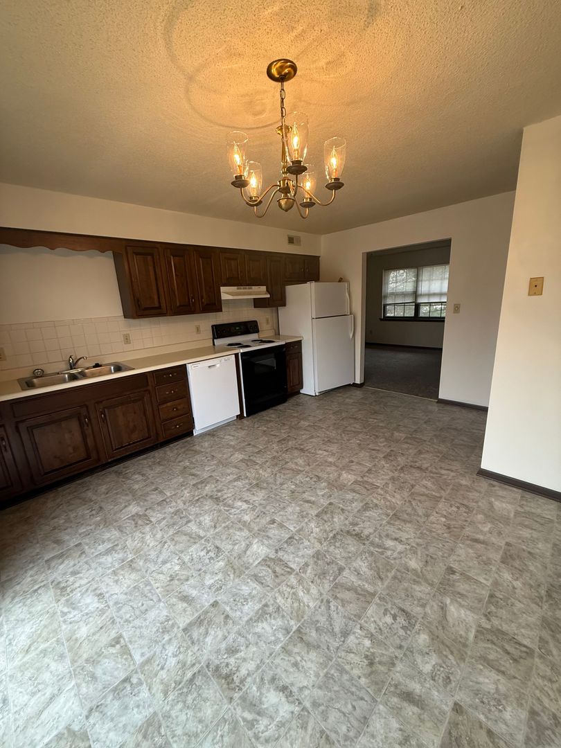 Columbia Apartment: 4513 W Millbrook Dr