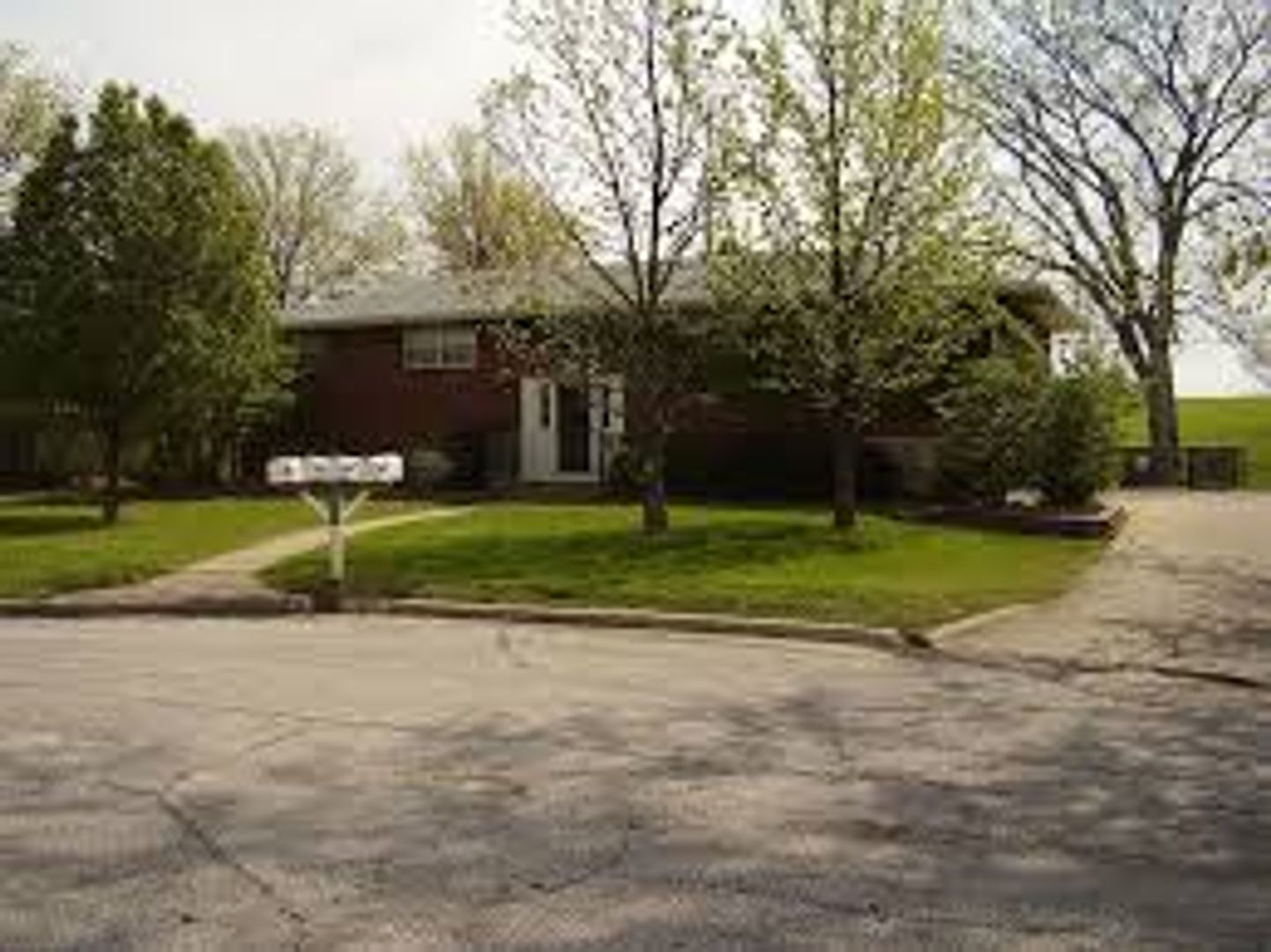 Columbia Apartment: 1504 Parkade Blvd