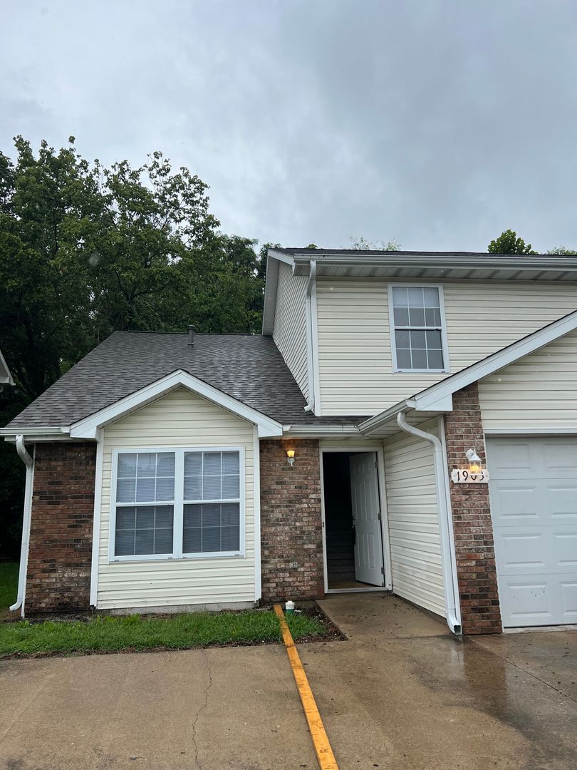 Columbia Apartment: 1908-1910 Arlene Dr.