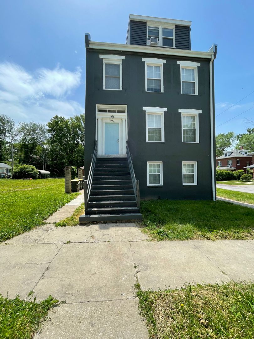 Booneville Apartment: 300 E. Spring St.
