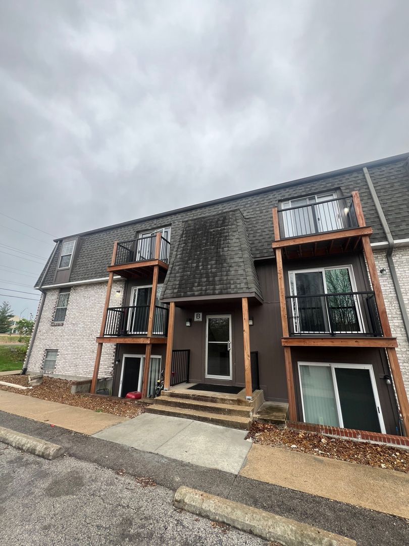 Columbia Apartment: 202 Sieville