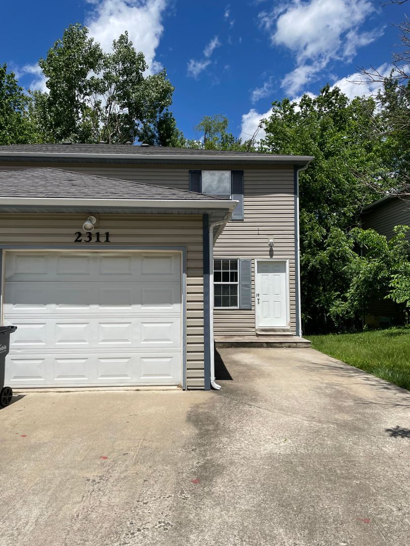 Columbia Apartment: 2304-2306 Parks Edge