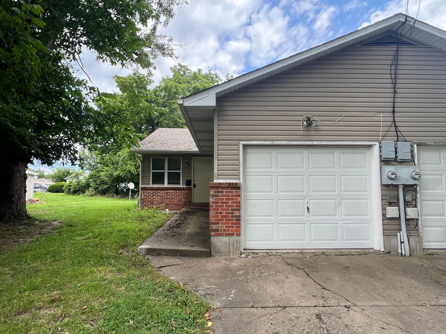 Columbia Apartment: 808-810 Clinkscales Rd.