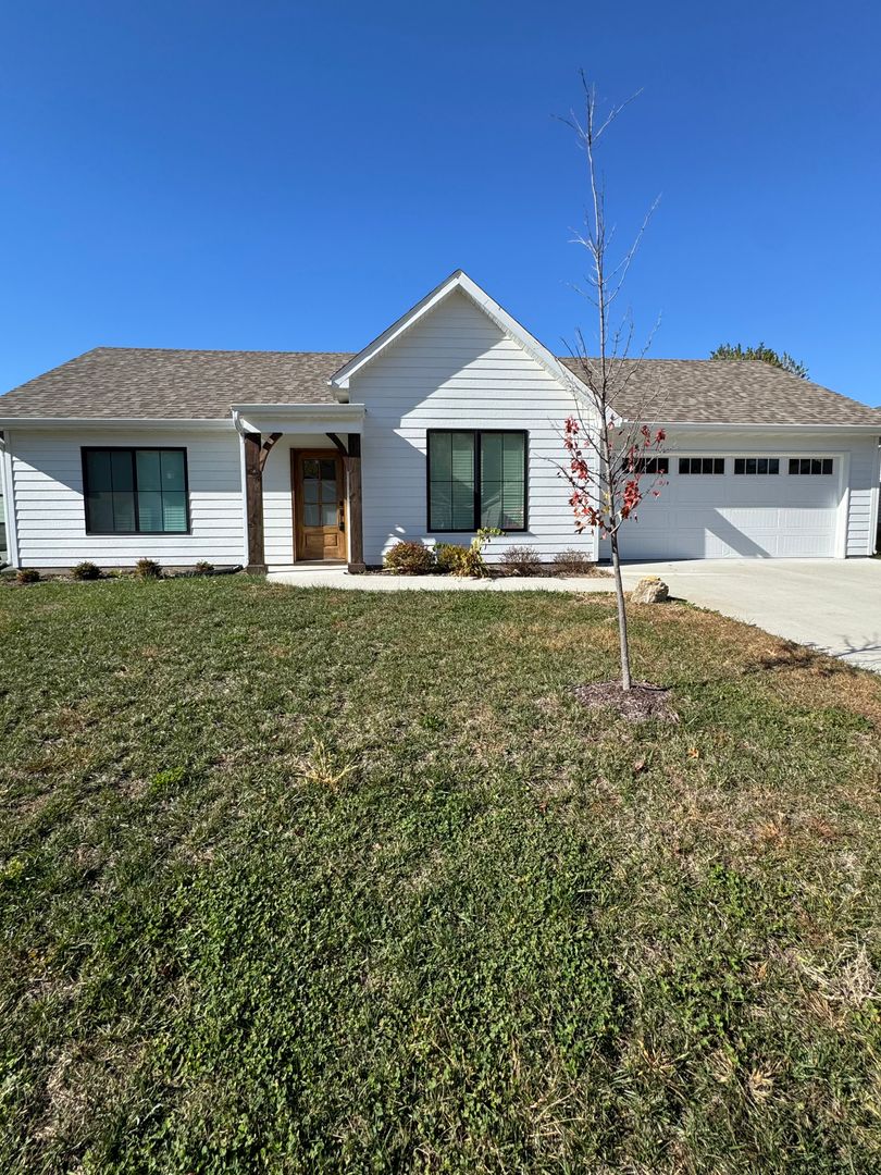 Columbia House: 185 N Luna Ln